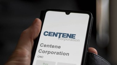24 Nisan 2024. Centene Şirketi 'nin logosu bir değiş tokuş ekranında. Centene Şirketi hisse senetleri, bir cihaza CNC $.