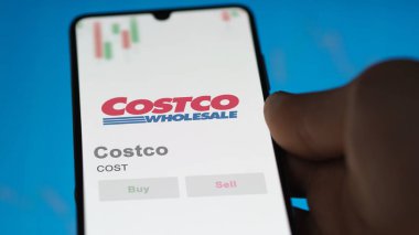 24 Nisan 2024. Bir takas ekranında Costco 'nun logosu. Costco hisse senetleri, bir cihazın maliyeti.