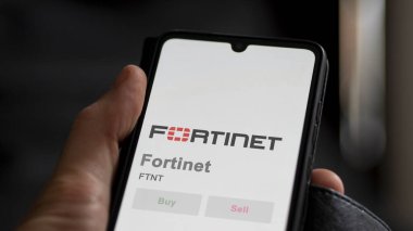 24 Nisan 2024. Takas ekranındaki Fortinet logosu. Finansal fiyat hisseleri, bir aygıt üzerinde FTNT $.
