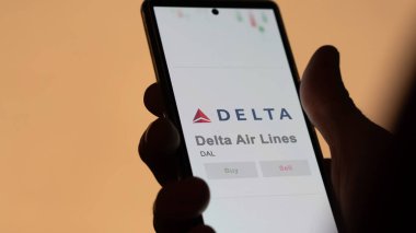 24 Nisan 2024. Delta Hava Hatları 'nın logosu bir değiş tokuş ekranında. Delta Hava Yolları hisse senedi fiyatları, bir aygıt üzerinde DAL $.