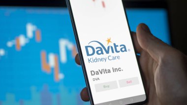 24 Nisan 2024. Bir değiş tokuş ekranında DaVita A.Ş. logosu. DaVita Inc. Fiyat hisseleri, bir aygıtta DVA $.