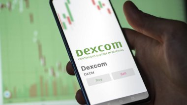24 Nisan 2024. Değiş tokuş ekranındaki Dexcom logosu. Dexcom fiyat hisseleri, bir aygıtta $DXCM.