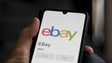 24 Nisan 2024. Bir takas ekranında eBay 'in logosu. eBay hisse senetleri, bir cihaza EBAY $.