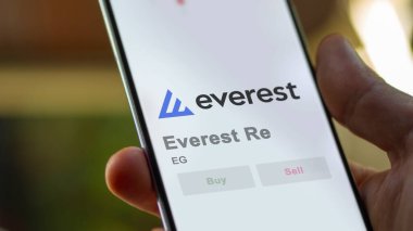 24 Nisan 2024. Takas ekranında Everest Re 'nin logosu. Everest Re hisse senetleri, cihazda EG $.