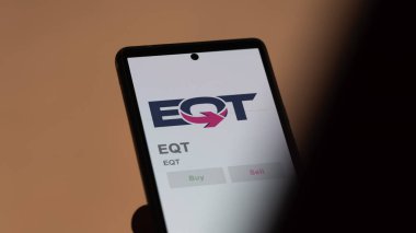 24 Nisan 2024. Değiş tokuş ekranında EQT logosu. EQT hisse senetleri, cihaza EQT $.