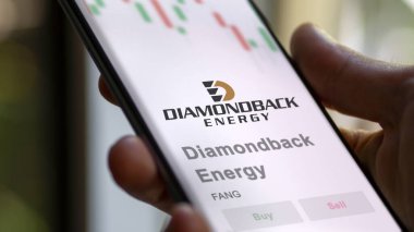 24 Nisan 2024. Diamondback Energy 'nin logosu bir değiş tokuş ekranında. Diamondback Enerji Fiyat Hisseleri, bir cihaza FANG $.