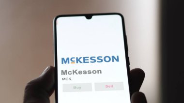 24 Nisan 2024. Bir değiş tokuş ekranında McKesson 'ın logosu. McKesson hisse senetleri, bir cihazda MCK $.