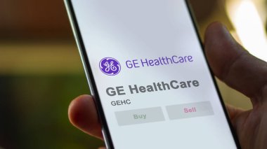 24 Nisan 2024. GE Sağlık Hizmetleri 'nin logosu bir takas ekranında. GE Sağlık Hizmetleri hisse senetleri, bir cihaza GEHC $.