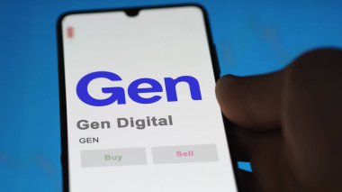 24 Nisan 2024. Gen Digital 'in logosu bir değiş tokuş ekranında. Gen Dijital Fiyat Hisseleri, GEN $bir aygıt üzerinde.