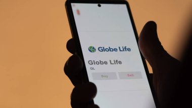 24 Nisan 2024. Değişim ekranında Globe Life 'ın logosu. Globe Life hisse senetleri, bir cihazda GL $.