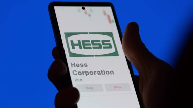 24 Nisan 2024. Hess Şirketi 'nin logosu bir değiş tokuş ekranında. Hess Şirketi hisse senetleri, bir cihaza HES $.