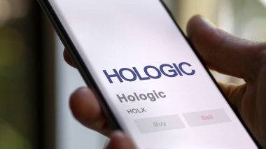 24 Nisan 2024. Bir değiş tokuşun ekranındaki Holojik logosu. Sanal fiyat hisseleri, cihaz için HOLX $.