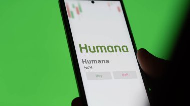 24 Nisan 2024. Bir takas ekranında Humana 'nın logosu. Humana hisse senetleri, cihaz başına $HUM..