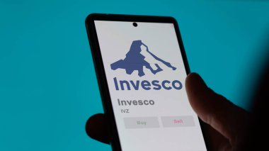 24 Nisan 2024. Bir değiş tokuş ekranında Invesco 'nun logosu. Invesco hisse senetleri, IVZ $bir aygıt üzerinde.