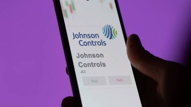 24 Nisan 2024. Johnson Controls 'ün logosu bir değiş tokuş ekranında. Johnson hisse senetlerini ve JCI 'ı kontrol ediyor..