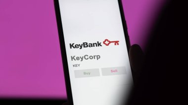 24 Nisan 2024. Takas ekranında KeyCorp 'un logosu. KeyCorp hisse senetleri, bir cihazın anahtarı..