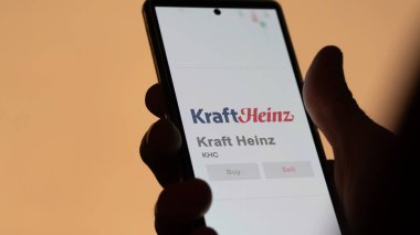 24 Nisan 2024. Takas ekranında Kraft Heinz 'ın logosu var. Kraft Heinz hisse senetleri, KHC $bir aygıt üzerinde.