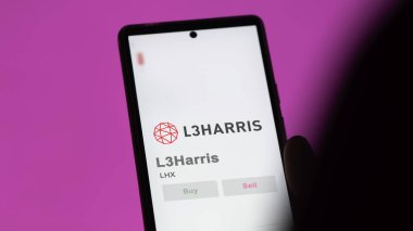 24 Nisan 2024. Bir değiş tokuş ekranında L3Harris logosu. L3Harris hisse senetleri, bir cihaza LHX $.