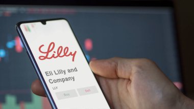 24 Nisan 2024. Eli Lilly Şirketi 'nin logosu bir değiş tokuş ekranında. Eli Lilly ve Şirketi hisse senetleri, bir cihazda LLY $.