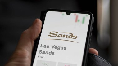 24 Nisan 2024. Bir değiş tokuş ekranında Las Vegas Sands logosu. Las Vegas Sands hisse senedi fiyatları, bir cihazda LVS $.
