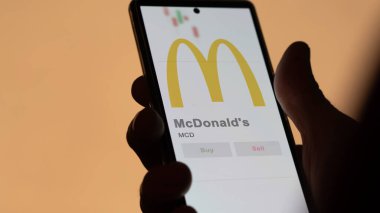 24 Nisan 2024. Bir değiş tokuş ekranında McDonald 's logosu. McDonald 's hisse senetleri, bir cihaza $MCD.