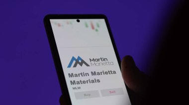 24 Nisan 2024. Martin Marietta Malzemeleri 'nin logosu bir değiş tokuş ekranında. Martin Marietta Malzeme hisse senetleri, bir cihaza $MLM.