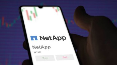 24 Nisan 2024. Değiş tokuş ekranında NetApp 'ın logosu. NetApp fiyat hisseleri, bir aygıtta NTAP $.