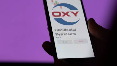 24 Nisan 2024. Bir değiş tokuş ekranında Occidental Petroleum logosu. Batılı Petrol Fiyat Hisseleri, Bir aygıta OXY $.
