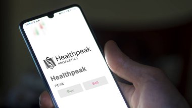 24 Nisan 2024. Bir değiş tokuş ekranında Healthpeak logosu. Sağlıklı fiyatlar hisse senetleri, cihaza PEAK $.