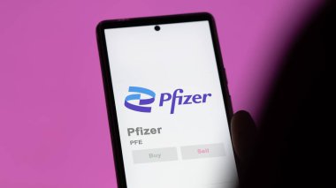 24 Nisan 2024. Pfizer 'ın logosu bir değiş tokuş ekranında. Pfizer hisse senetleri, cihazda PFE $.