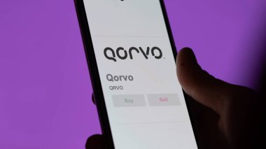 24 Nisan 2024. Takas ekranında Qorvo 'nun logosu. Qorvo hisse senetleri, bir cihazda QRVO $.