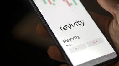 24 Nisan 2024. Bir değiş tokuş ekranında Revvity logosu. Revvity fiyat hisseleri, bir cihaza RVTY $.