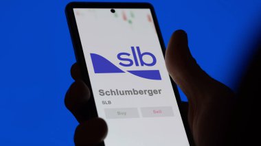 24 Nisan 2024. Bir değiş tokuş ekranında Schlumberger logosu. Schlumberger hisse senetleri, cihaz için SLB $.