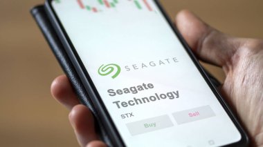 24 Nisan 2024. Bir değiş tokuş ekranında Seagate Teknoloji 'nin logosu. Seagate Teknoloji hisse senetleri, cihaza STX $.