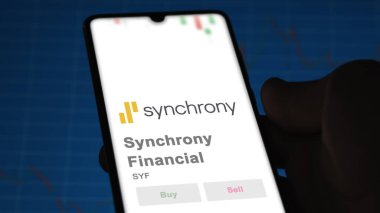 24 Nisan 2024. Bir değiş tokuş ekranında Synchrony Financial logosu. Senkronize Finansal Fiyat Hisseleri, SYF $bir aygıt üzerinde.