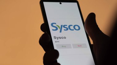 24 Nisan 2024. Bir takas ekranında Sysco 'nun logosu. Sysco fiyat hisseleri, bir aygıt üzerinde SYY $.