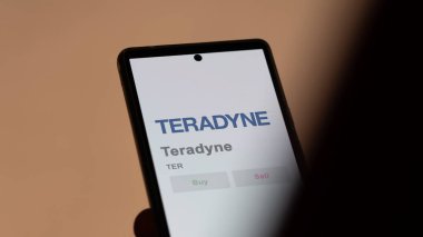 24 Nisan 2024. Değiş tokuş ekranında Teradyne logosu. Teradyne fiyat hisseleri, bir aygıt için TER $.