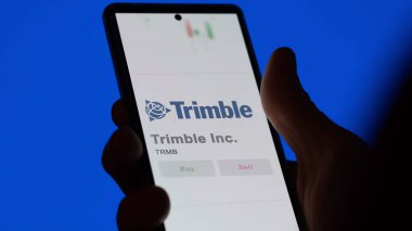 24 Nisan 2024. Bir değiş tokuş ekranında Trimble Şirketi 'nin logosu. Trimble Inc. Fiyat hisseleri, bir aygıta TRMB $.