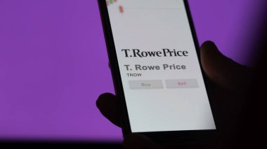 24 Nisan 2024. Değiş tokuş ekranında T. Rowe Price 'ın logosu. TRowe Price hisse senetleri, bir cihaza TROW $.