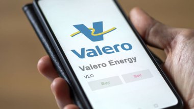 24 Nisan 2024. Bir değiş tokuş ekranında Valero Enerji logosu. Valero Enerji Fiyat Hisseleri, bir cihaza VLO $.