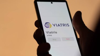 24 Nisan 2024. Viatris 'in logosu bir değiş tokuş ekranında. Viatris hisse senetleri, bir aygıtta VTRS $.