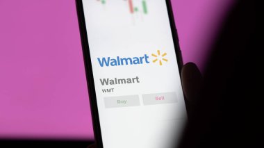 24 Nisan 2024. Bir alışveriş ekranında Walmart 'ın logosu. Walmart hisse senetleri, bir aygıtta WMT $.