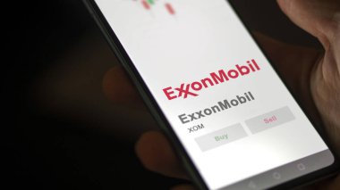 24 Nisan 2024. ExxonMobil 'in logosu bir değiş tokuş ekranında. ExxonMobil fiyat hisseleri, cihaza XOM $.