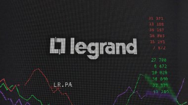 13 Nisan 2024, Paris, Fransa. Bir değiş tokuş ekranındaki Legrand logosuna yaklaş. Legrand Price hisseleri, bir cihazda LRPA $.