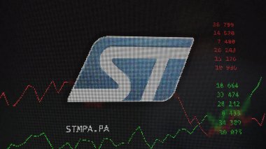 13 Nisan 2024, Paris, Fransa. Takas ekranındaki STMicroelectronics logosuna yaklaş. STMicroelectronics hisse senetleri, STMPA.PA $bir aygıt üzerinde.