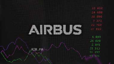 13 Nisan 2024, Paris, Fransa. Bir değiş tokuş ekranında Airbus 'un logosuna yaklaş. Airbus hisse senetleri, bir cihaza havacılık için $.PA..