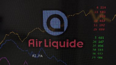 13 Nisan 2024, Paris, Fransa. Değiş tokuş ekranındaki Air Liquide logosuna yaklaş. Hava Sıvısı Fiyat Hisseleri, bir cihaza AIPA $.