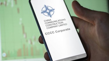 17 Nisan 2024, Şangay, Çin. CCCC Şirketi 'nin logosuna bir değiş tokuş ekranında yaklaş. CCCC şirketinin hisse senetleri, bir aygıt için $.