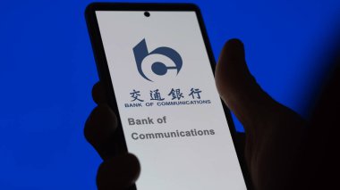 17 Nisan 2024, Şangay, Çin. İletişim Bankası 'nın logosuna bir değiş tokuş ekranında yaklaş. Haberleşme Bankası hisse senetleri, bir aygıt için $.