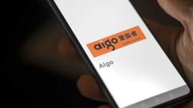 17 Nisan 2024, Şangay, Çin. Değiş tokuş ekranında Aigo 'nun logosuna yaklaş. Aigo hisse senetleri, bir aygıt için $.